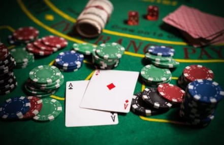 Antarmuka dealer langsung Qiu Qiu di platform kalkustoto menampilkan meja kartu dan panel taruhan